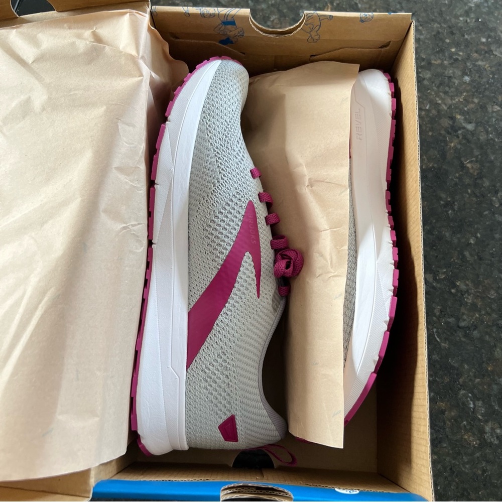 NWT. Brooks Revel 5 Energize Women’s Size 9